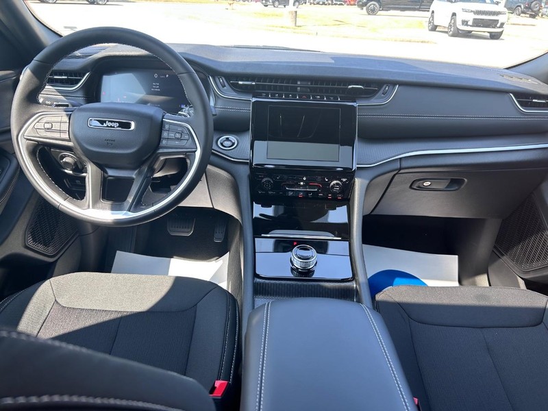 Jeep Grand Cherokee Vehicle Full-screen Gallery Image 11