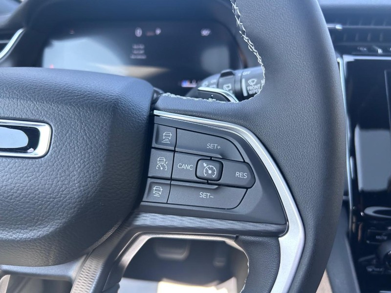 Jeep Grand Cherokee Vehicle Full-screen Gallery Image 14