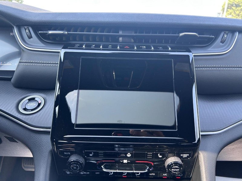 Jeep Grand Cherokee Vehicle Full-screen Gallery Image 15