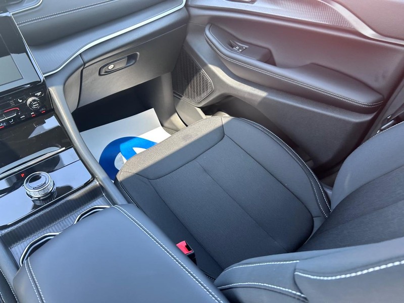 Jeep Grand Cherokee Vehicle Full-screen Gallery Image 18