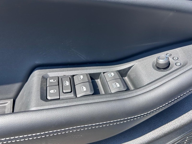 Jeep Grand Cherokee Vehicle Full-screen Gallery Image 19