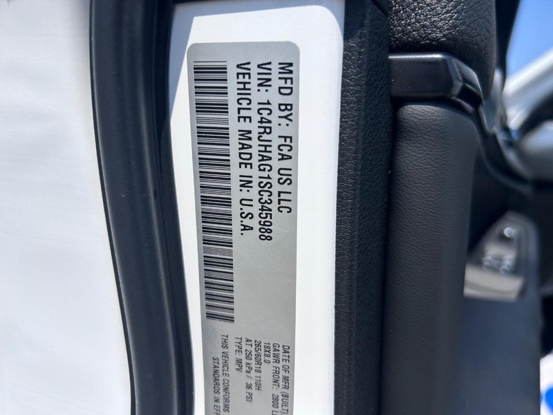 Jeep Grand Cherokee Vehicle Full-screen Gallery Image 21