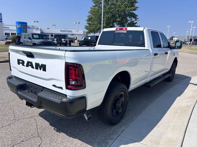 Ram 3500 Vehicle Full-screen Gallery Image 4