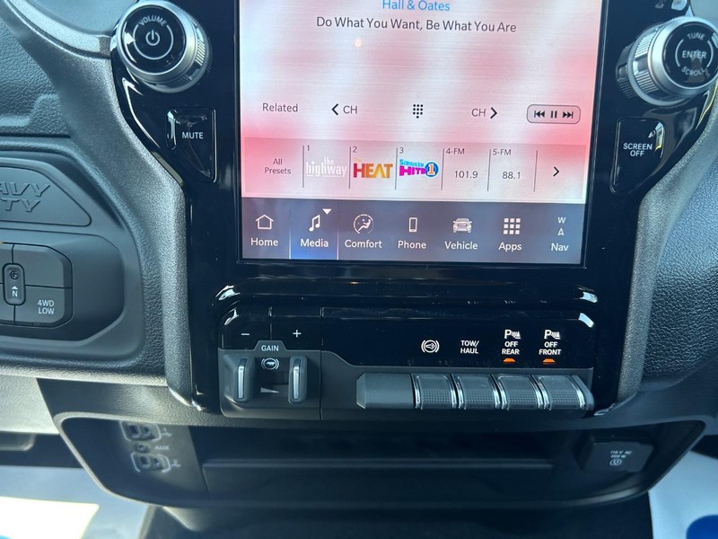 Ram 3500 Vehicle Full-screen Gallery Image 14