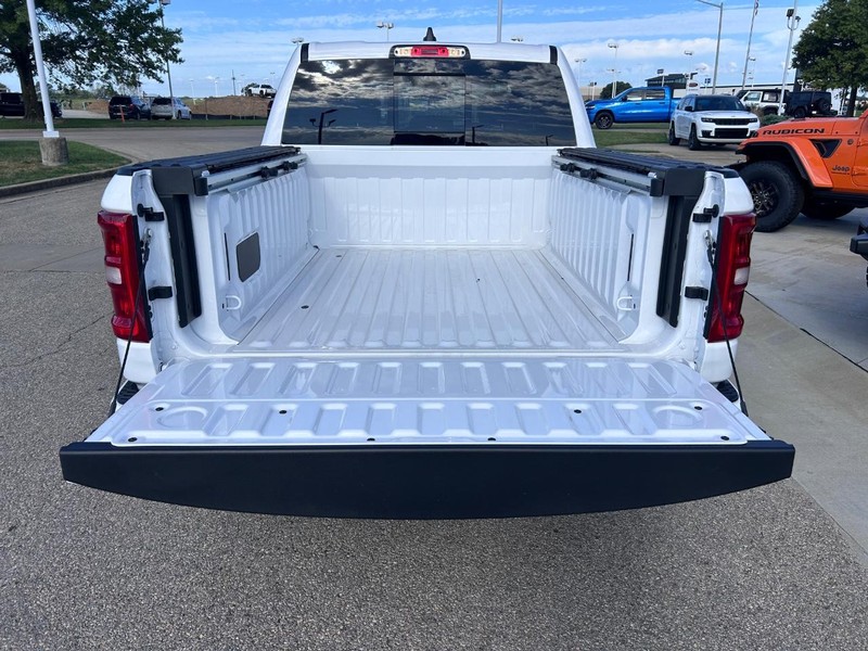 Ram 1500 Vehicle Full-screen Gallery Image 6