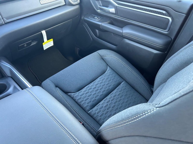 Ram 1500 Vehicle Full-screen Gallery Image 16