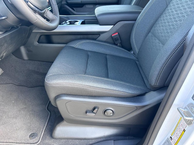 Ram 1500 Vehicle Full-screen Gallery Image 18