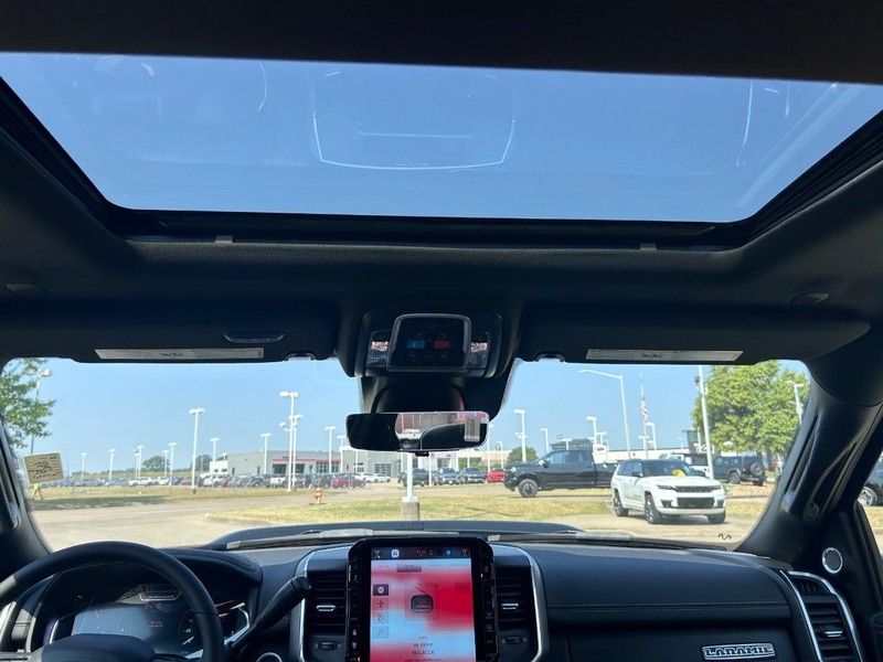 Ram 2500 Vehicle Full-screen Gallery Image 9