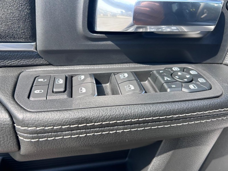 Ram 2500 Vehicle Full-screen Gallery Image 19