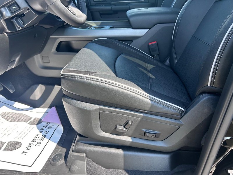 Ram 2500 Vehicle Full-screen Gallery Image 21