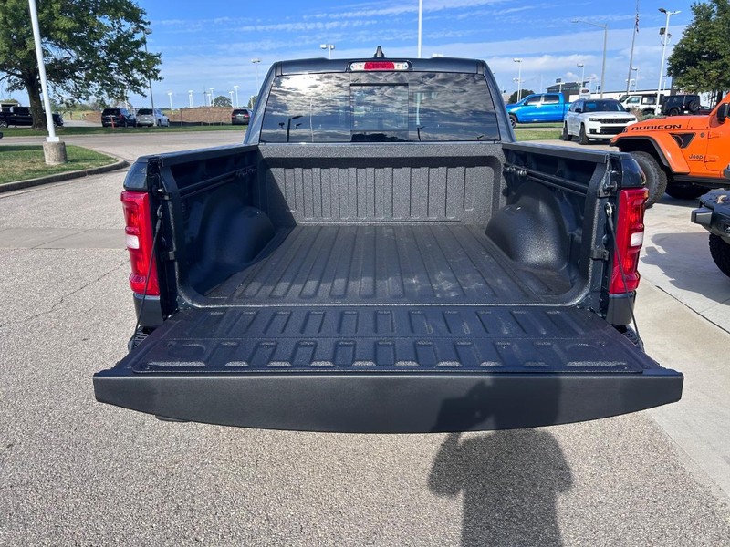 Ram 1500 Vehicle Full-screen Gallery Image 6