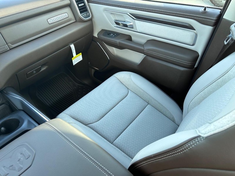 Ram 1500 Vehicle Full-screen Gallery Image 17