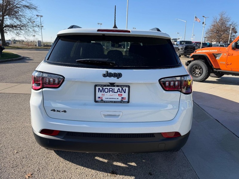 Jeep Compass Vehicle Full-screen Gallery Image 5