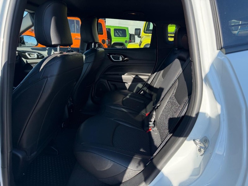 Jeep Compass Vehicle Full-screen Gallery Image 9