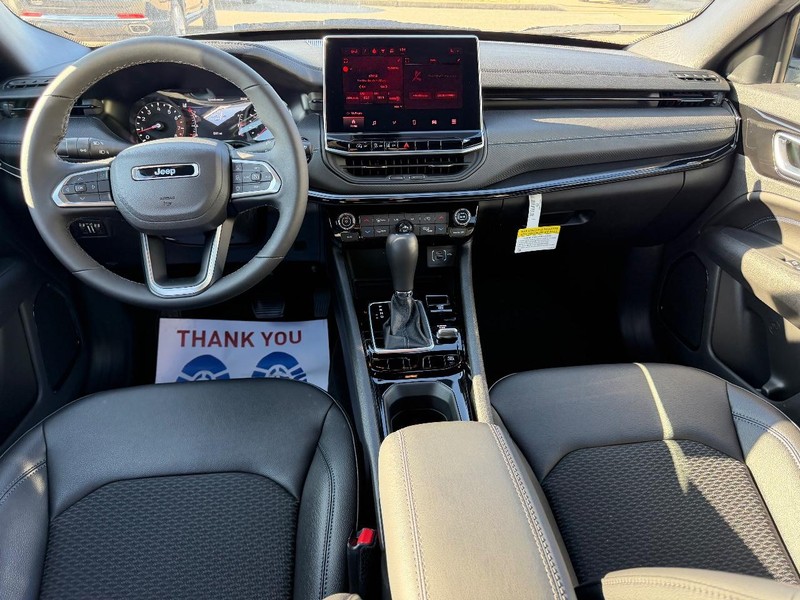 Jeep Compass Vehicle Full-screen Gallery Image 10