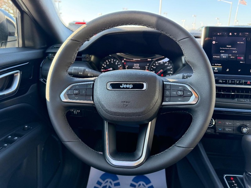 Jeep Compass Vehicle Full-screen Gallery Image 11