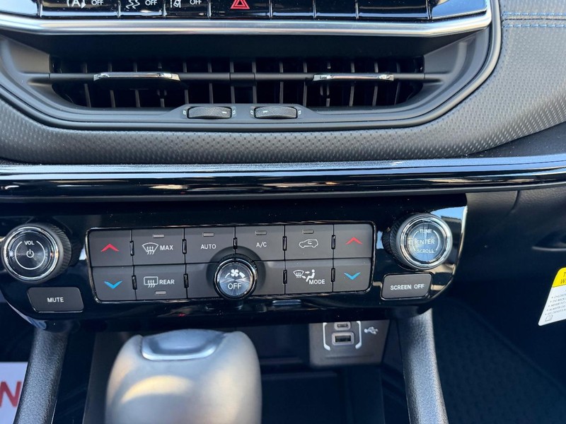 Jeep Compass Vehicle Full-screen Gallery Image 15