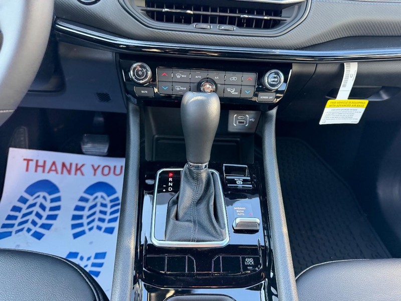 Jeep Compass Vehicle Full-screen Gallery Image 16