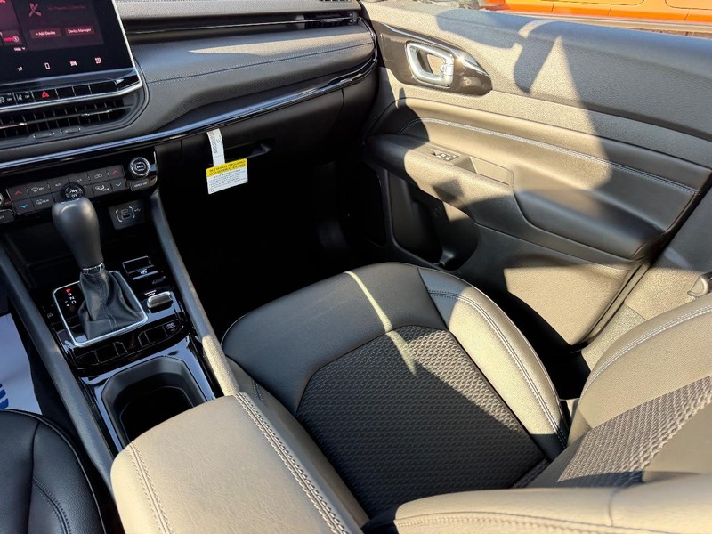 Jeep Compass Vehicle Full-screen Gallery Image 17