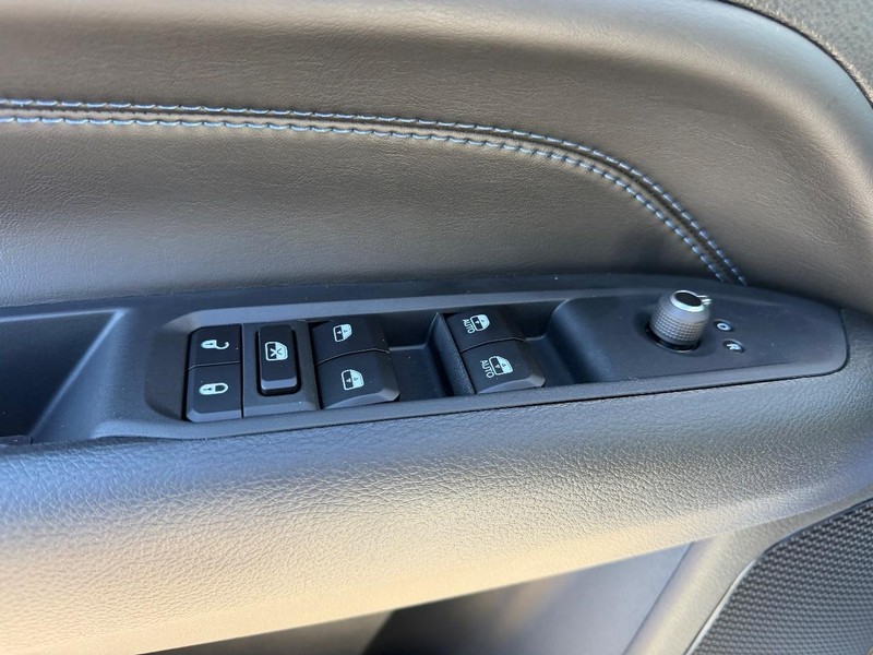 Jeep Compass Vehicle Full-screen Gallery Image 18