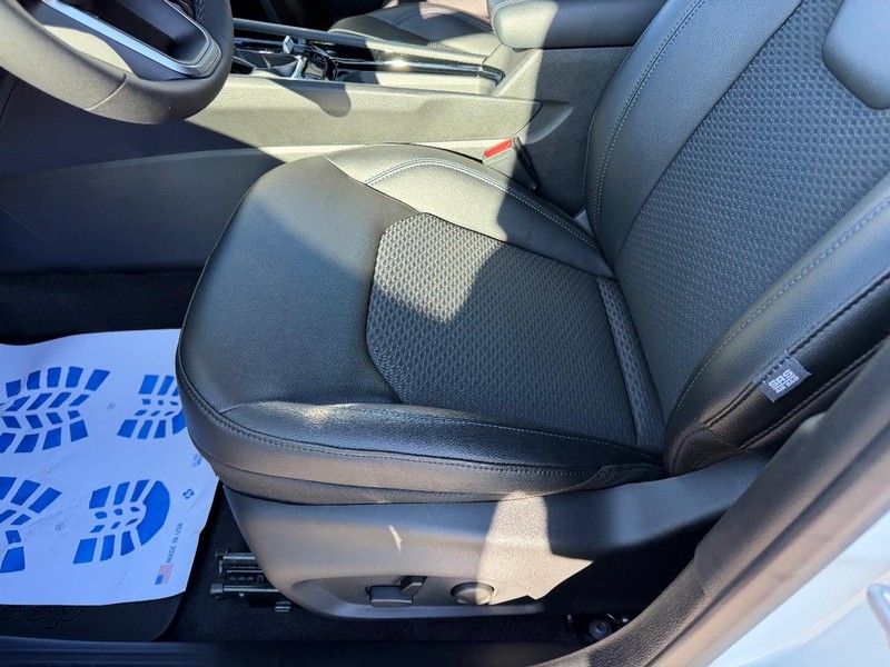 Jeep Compass Vehicle Full-screen Gallery Image 19