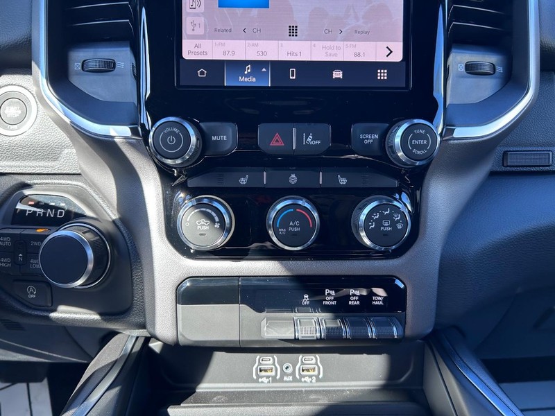 Ram 1500 Vehicle Full-screen Gallery Image 14