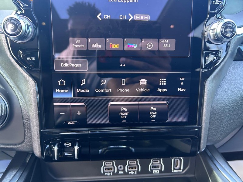 Ram 1500 Vehicle Full-screen Gallery Image 16