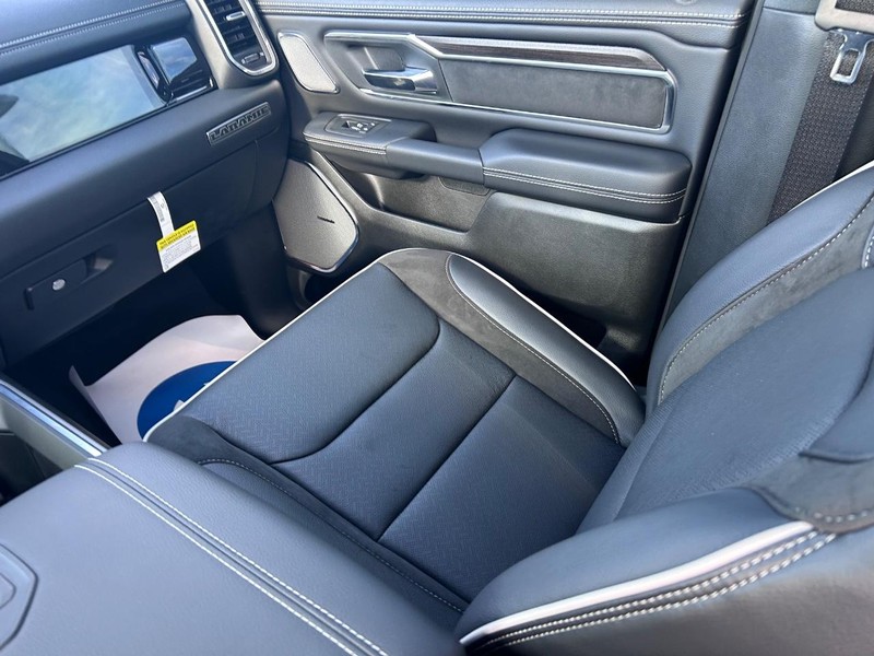 Ram 1500 Vehicle Full-screen Gallery Image 18