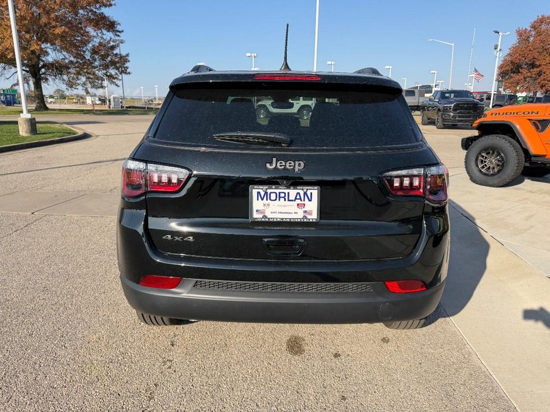 Jeep Compass Vehicle Full-screen Gallery Image 5