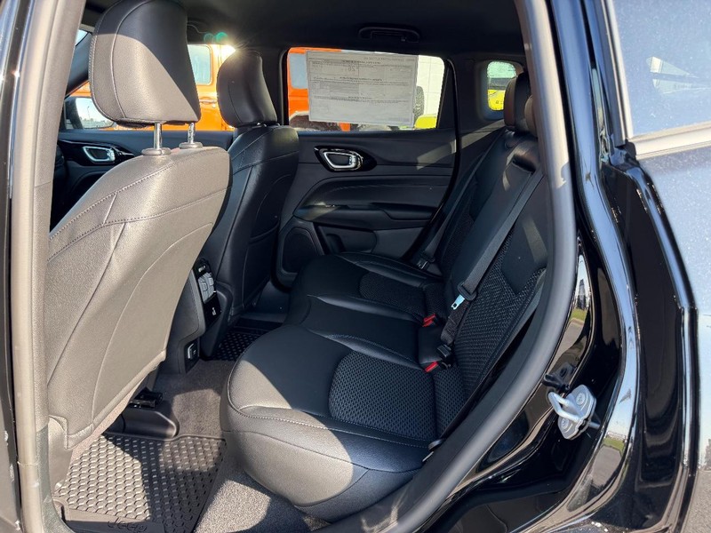 Jeep Compass Vehicle Full-screen Gallery Image 9