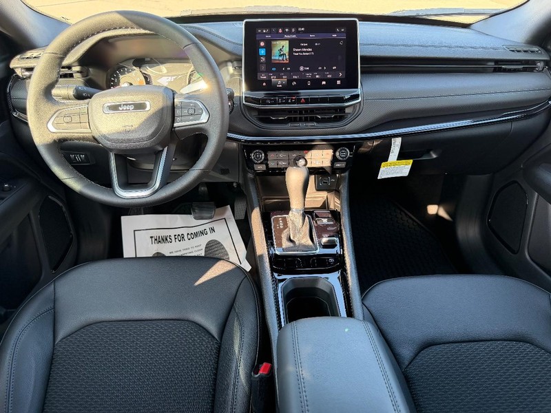 Jeep Compass Vehicle Full-screen Gallery Image 10