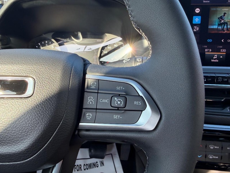 Jeep Compass Vehicle Full-screen Gallery Image 13