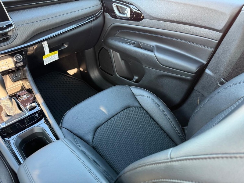 Jeep Compass Vehicle Full-screen Gallery Image 17