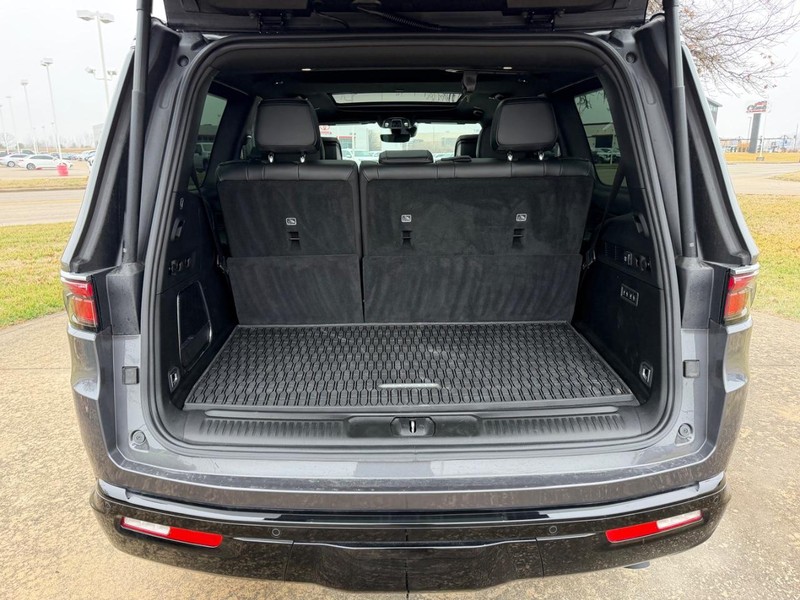 Jeep Wagoneer Vehicle Full-screen Gallery Image 6