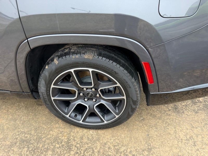 Jeep Wagoneer Vehicle Full-screen Gallery Image 8