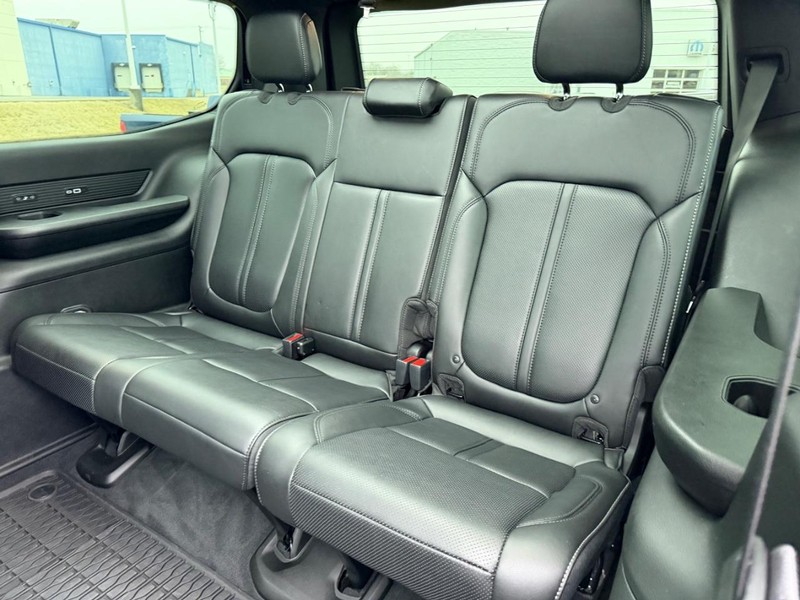 Jeep Wagoneer Vehicle Full-screen Gallery Image 9