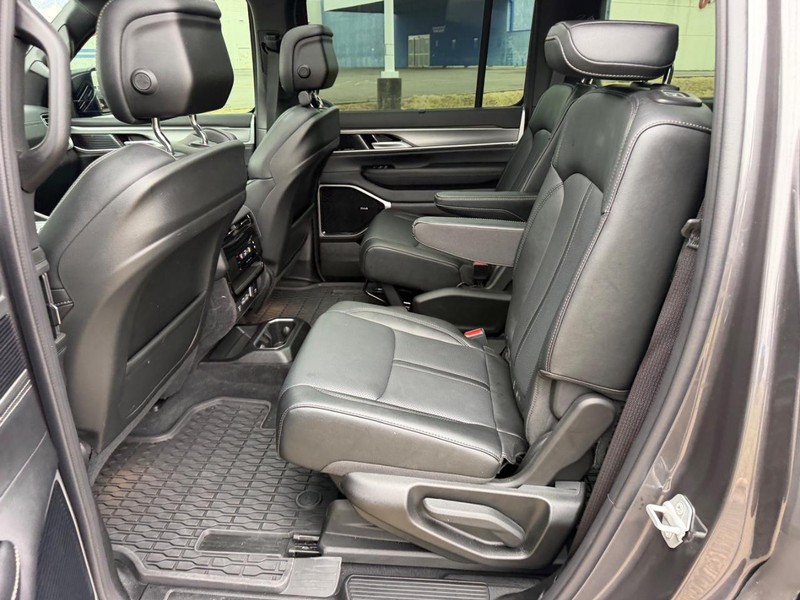 Jeep Wagoneer Vehicle Full-screen Gallery Image 11