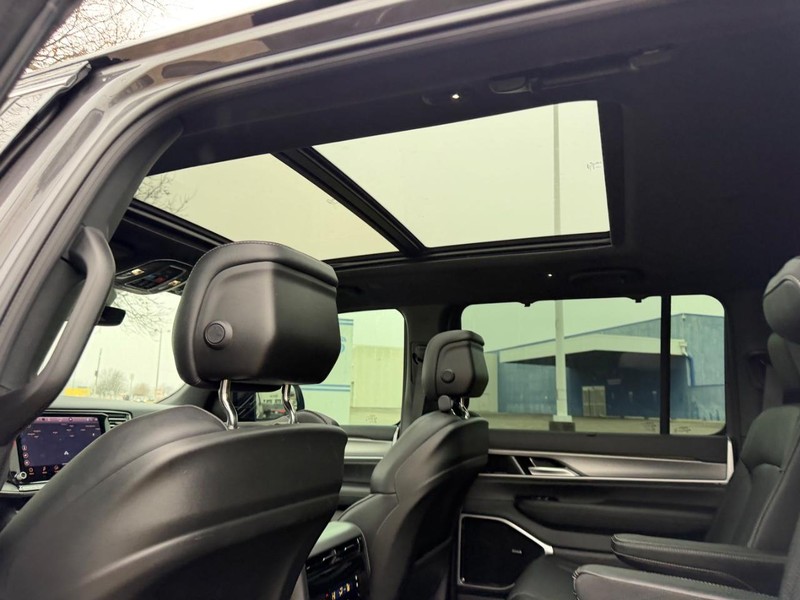 Jeep Wagoneer Vehicle Full-screen Gallery Image 12