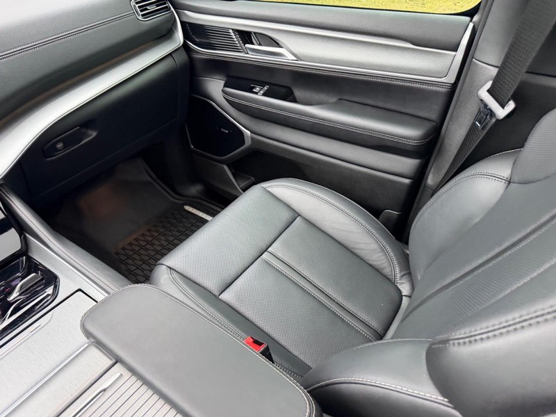 Jeep Wagoneer Vehicle Full-screen Gallery Image 21