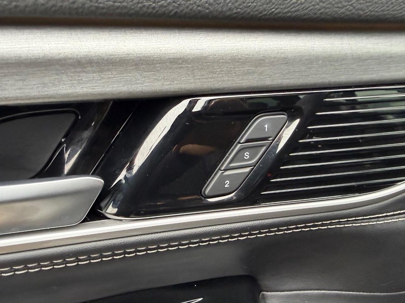 Jeep Wagoneer Vehicle Full-screen Gallery Image 23