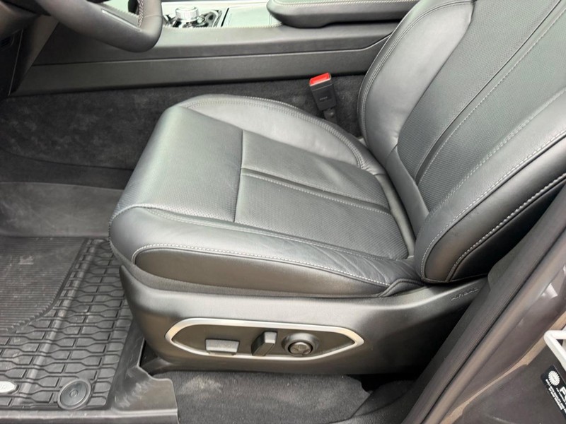 Jeep Wagoneer Vehicle Full-screen Gallery Image 24