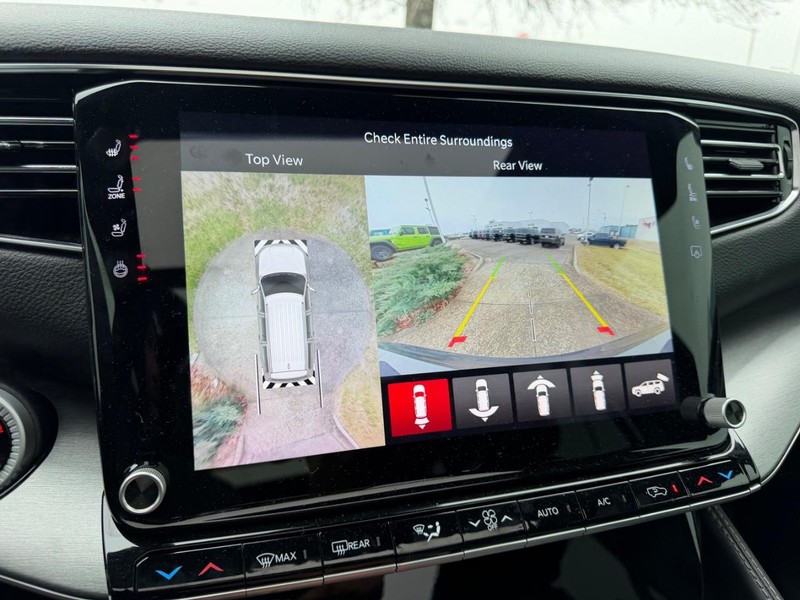 Jeep Wagoneer Vehicle Full-screen Gallery Image 26