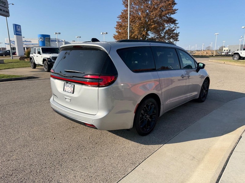 Chrysler Pacifica Vehicle Full-screen Gallery Image 4