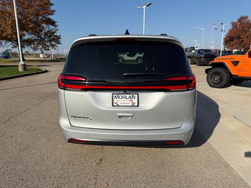 Chrysler Pacifica Vehicle Full-screen Gallery Image 5