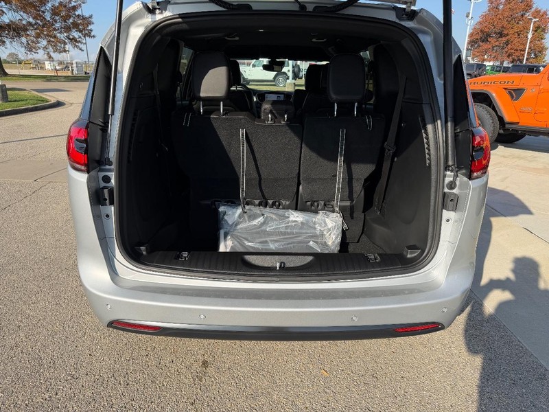 Chrysler Pacifica Vehicle Full-screen Gallery Image 6