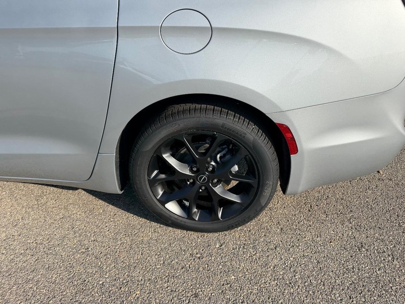 Chrysler Pacifica Vehicle Full-screen Gallery Image 8