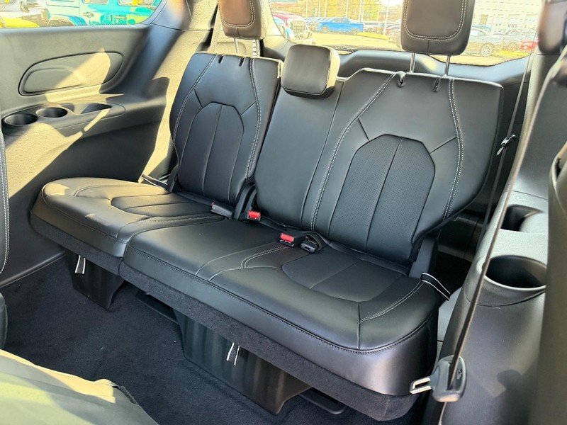 Chrysler Pacifica Vehicle Full-screen Gallery Image 9