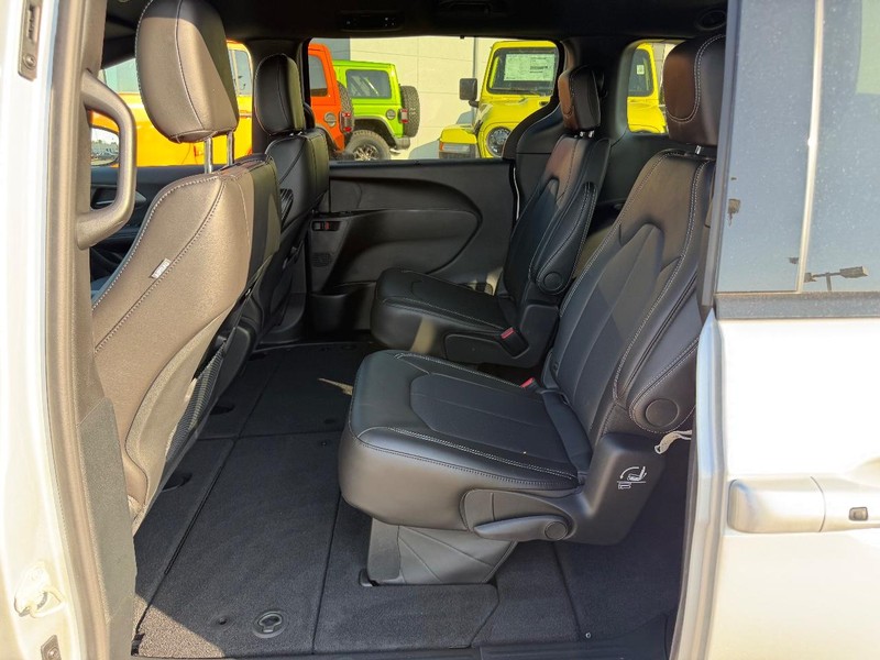 Chrysler Pacifica Vehicle Full-screen Gallery Image 10