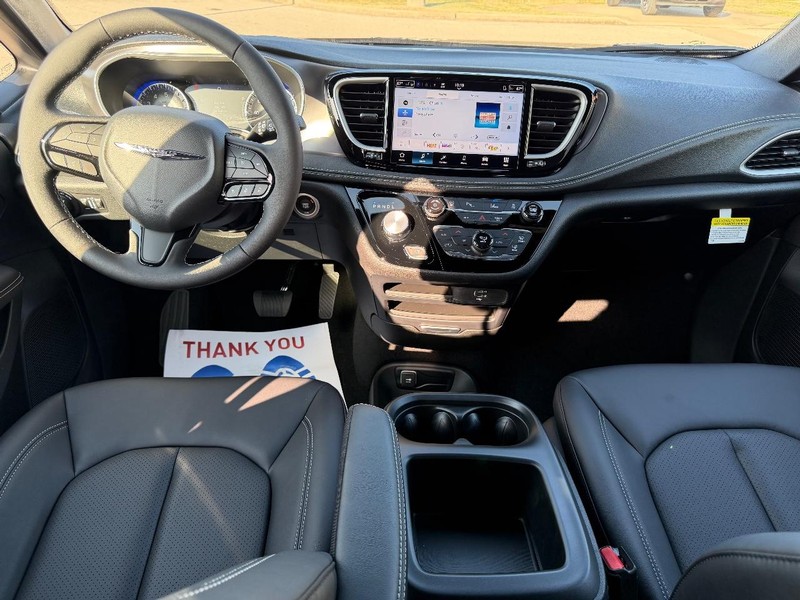 Chrysler Pacifica Vehicle Full-screen Gallery Image 12