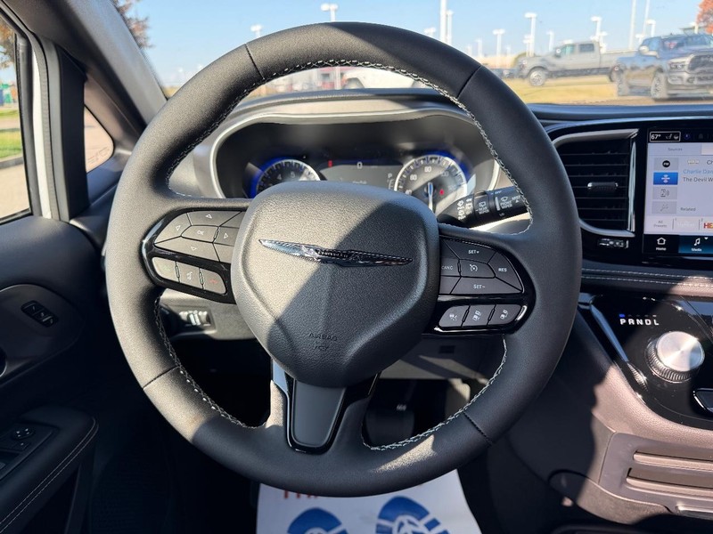 Chrysler Pacifica Vehicle Full-screen Gallery Image 13